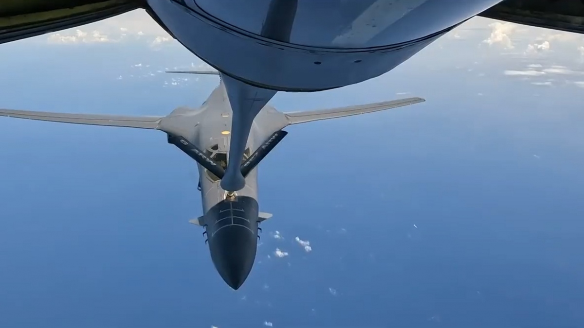Cận cảnh “thùng xăng bay” KC-135 tiếp nhiên liệu cho B-1B trên biển Caribe